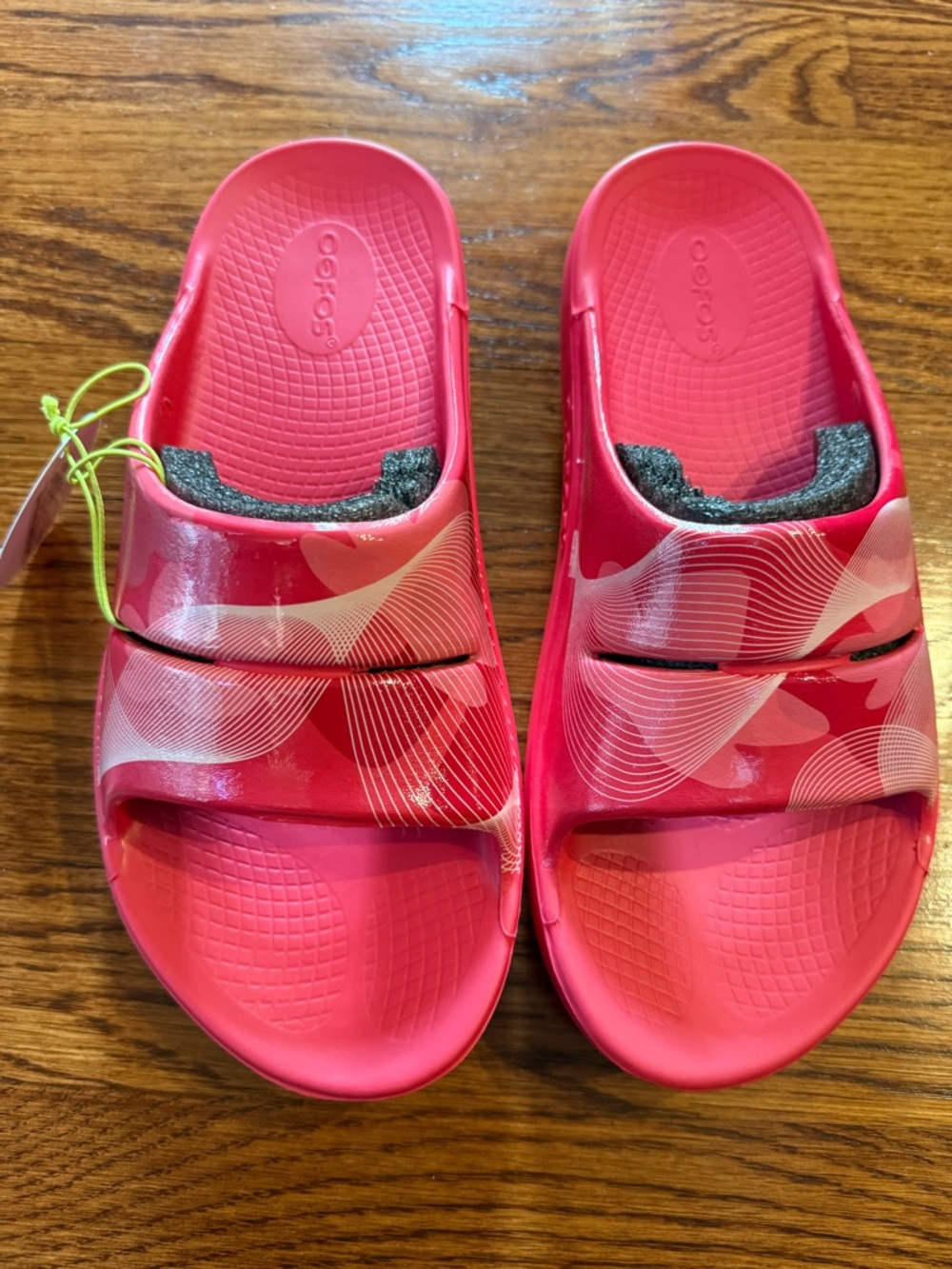 OOFOS Vibrant Pink Recovery Slides - Picture 2 of 9